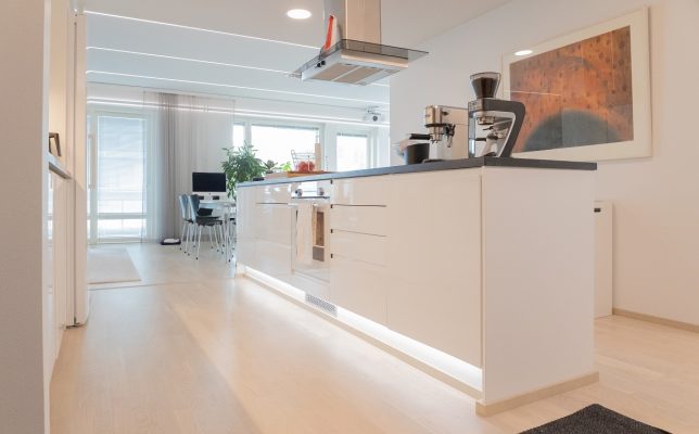 Sokkelin valaistus 7,2W/m led-nauhalla keittiössä.