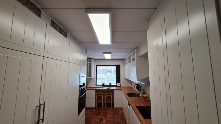 Led valot keittiön kattoon asennettuna
